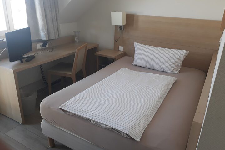 Room 2 of 28