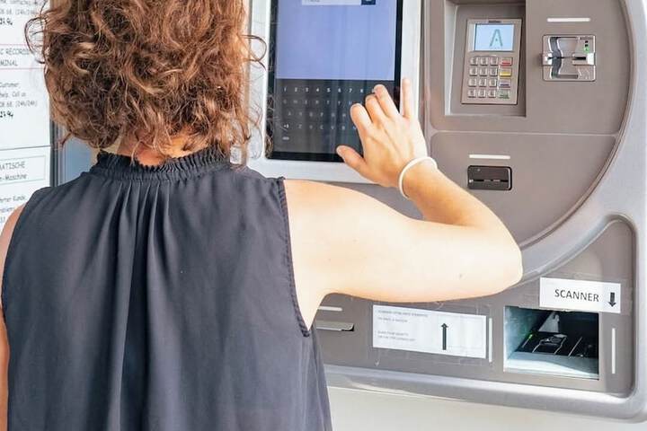 Check-in/check-out kiosk