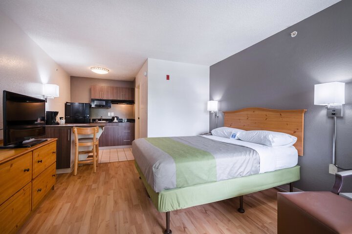 1 Queen Bed (5 of 14)