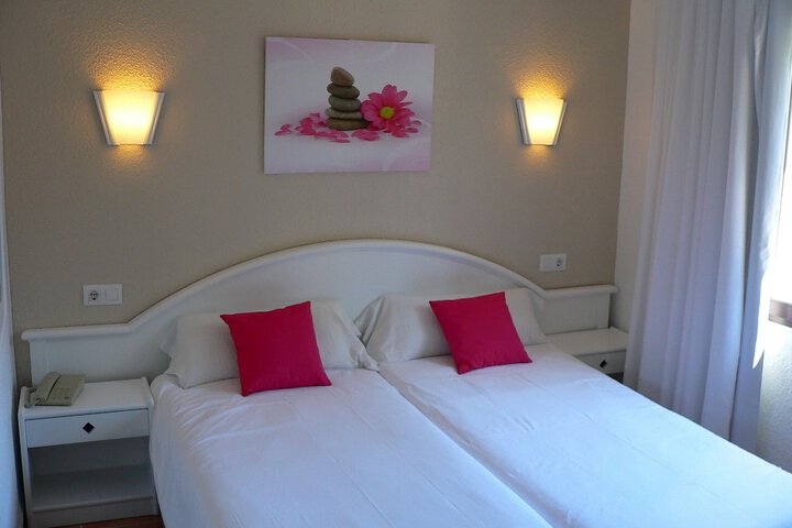 Room 4 of 40