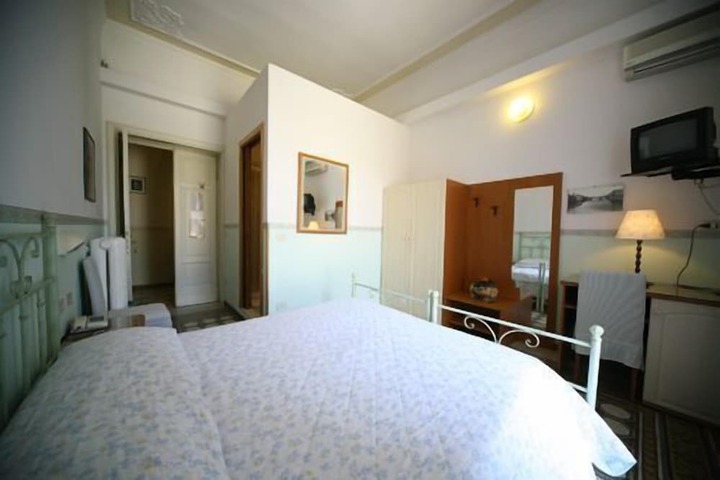 Room 11 of 22