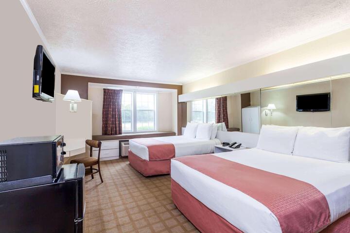1 Queen Bed (10 of 10)
