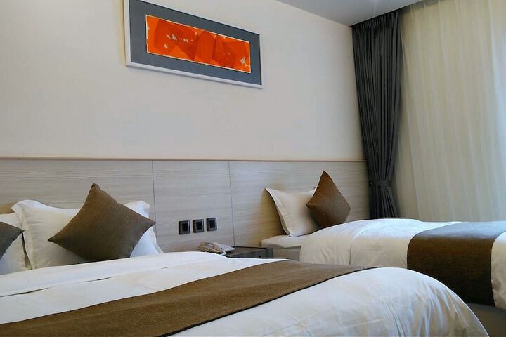 Room 5 of 102
