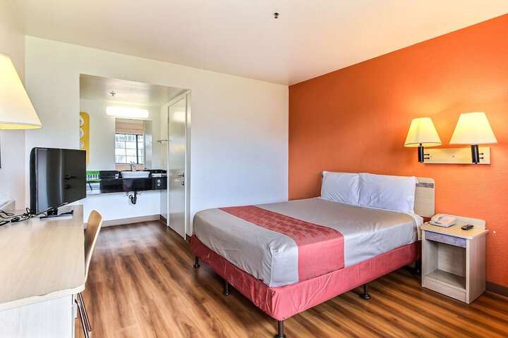 1 Queen Bed (9 of 12)