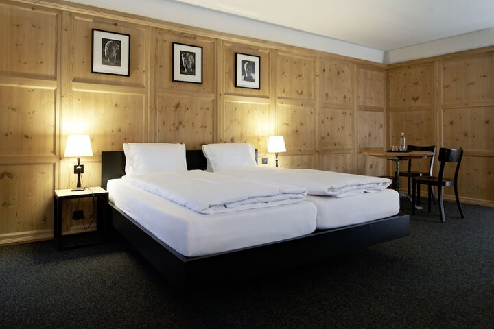 Room 7 of 77