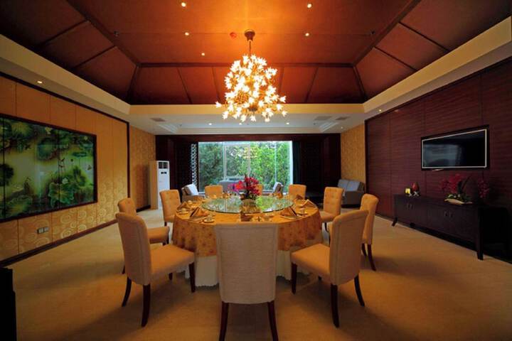 Dining 15 of 19
