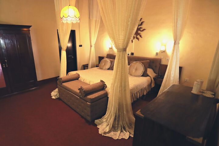 Room 10 of 36