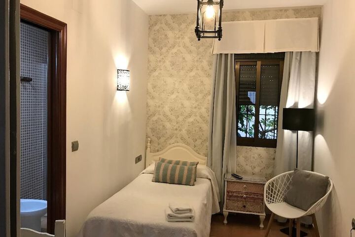 Room 13 of 37