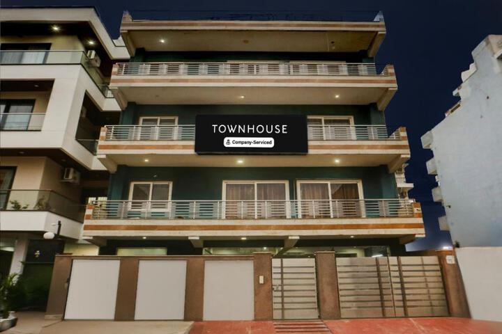 Super Townhouse Subhash Chowk Near Medanta Hospital Formerly L B Residency