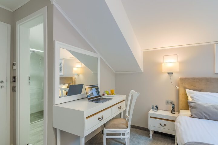 Room 10 of 71