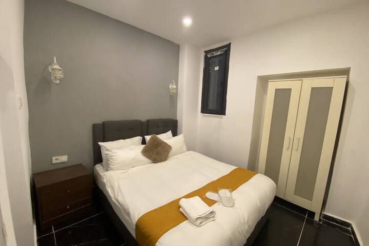 Room 12 of 32