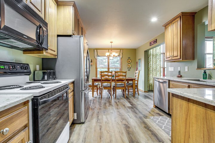 Door County Townhome: Pool Access 1 Mi to Beach!