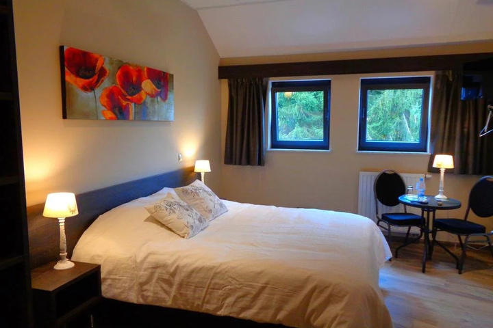 Room 3 of 10