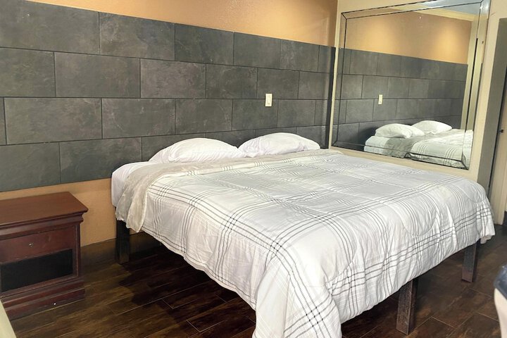 Room 10 of 18