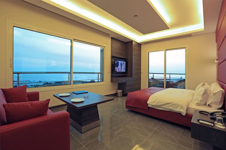 Room 4 of 105