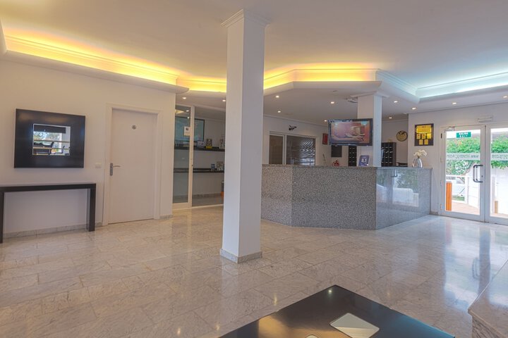Check-in/check-out kiosk