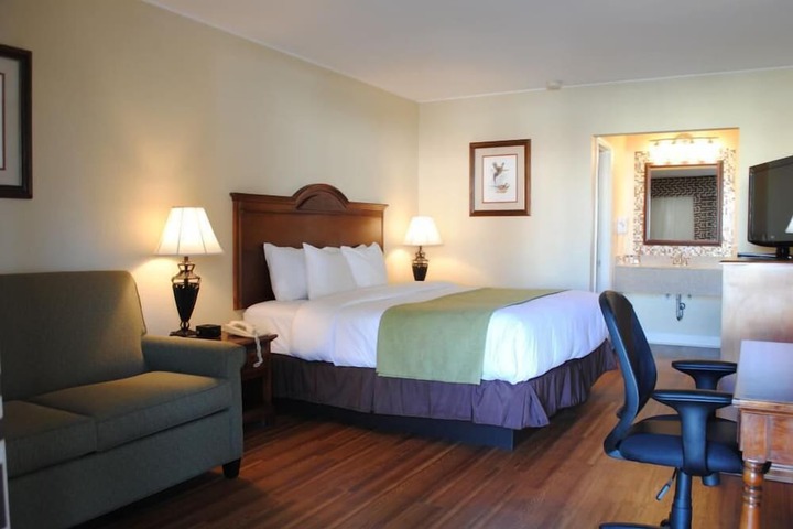 Executive King Bed (1 of 4)