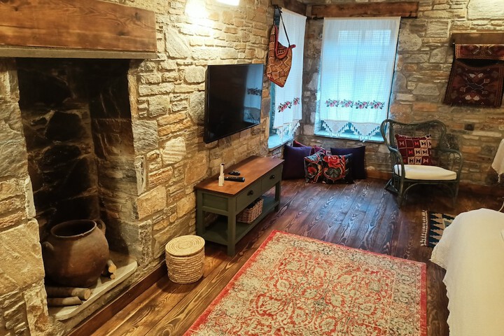 Room 2 of 85