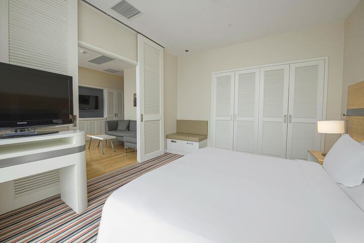 Room 52 of 204