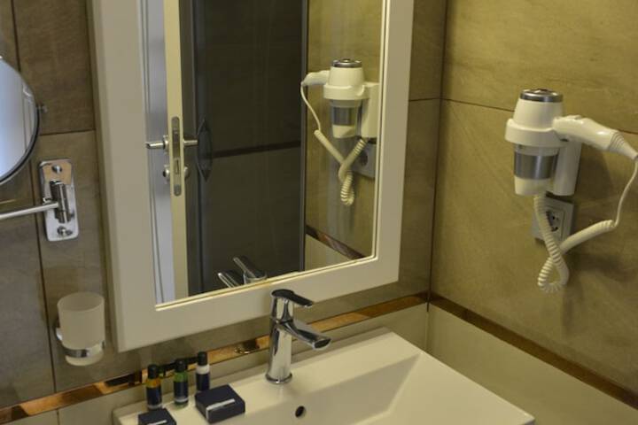 Room 14 of 27