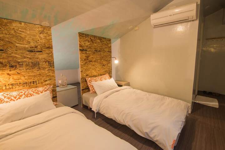 Room 33 of 82