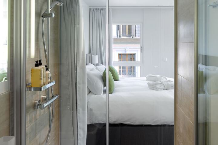 Room 10 of 32