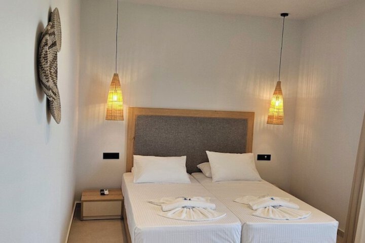 Room 5 of 100