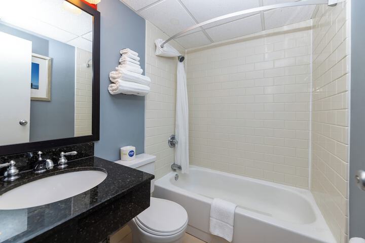 1 Double Bed Work Desk Work Space Refrigerator, Coffee and Tea Maker Full Breakfast (2 of 7)
