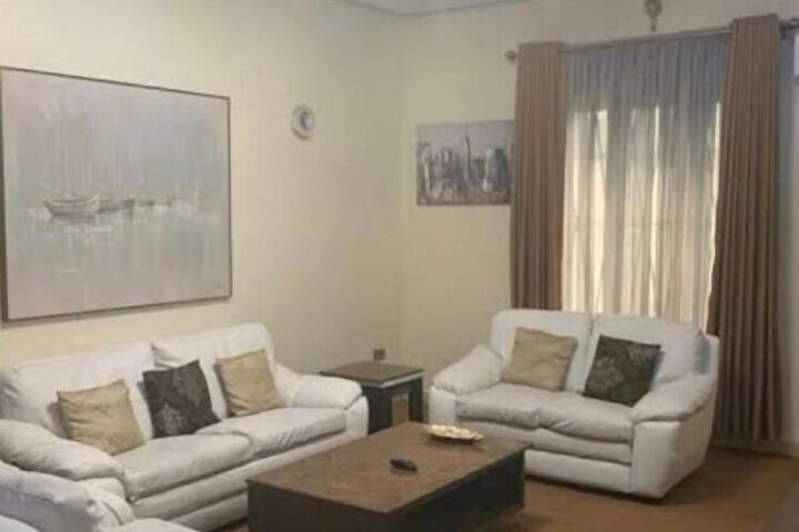 Room 6 of 8
