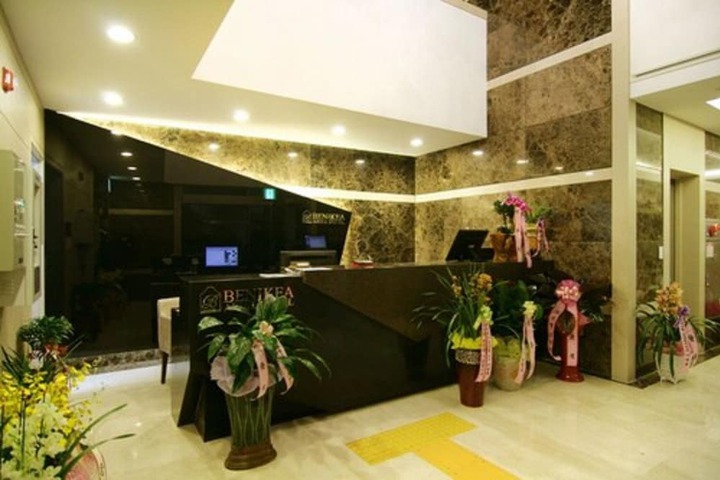 Check-in/check-out kiosk