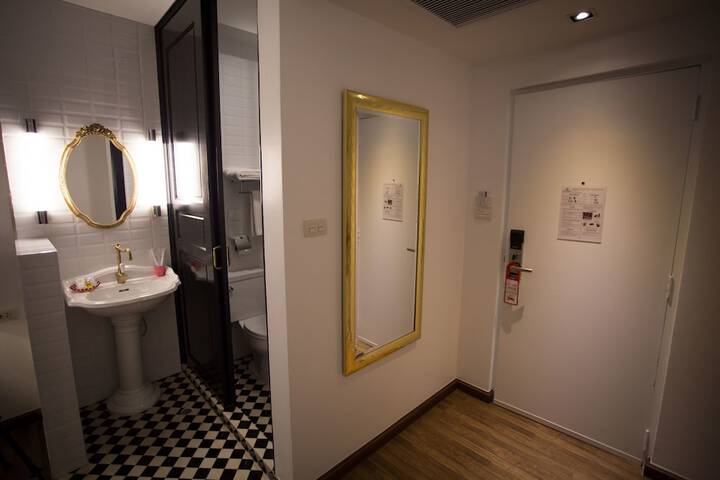 Room 32 of 49