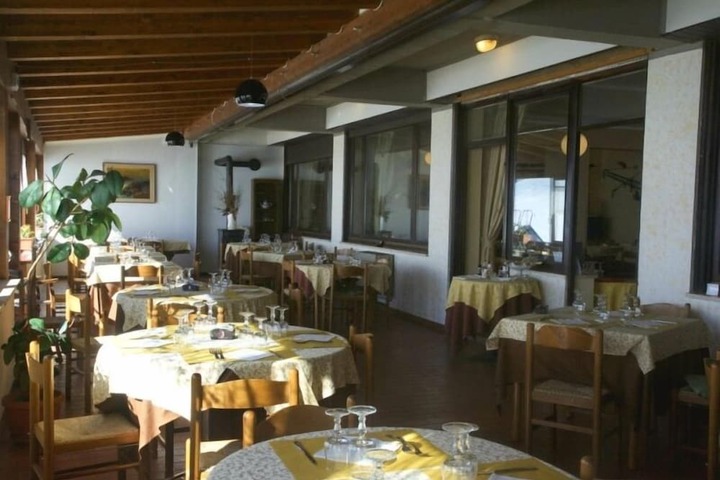 Dining 16 of 20