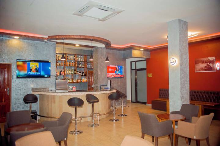 Lounge 43 of 49