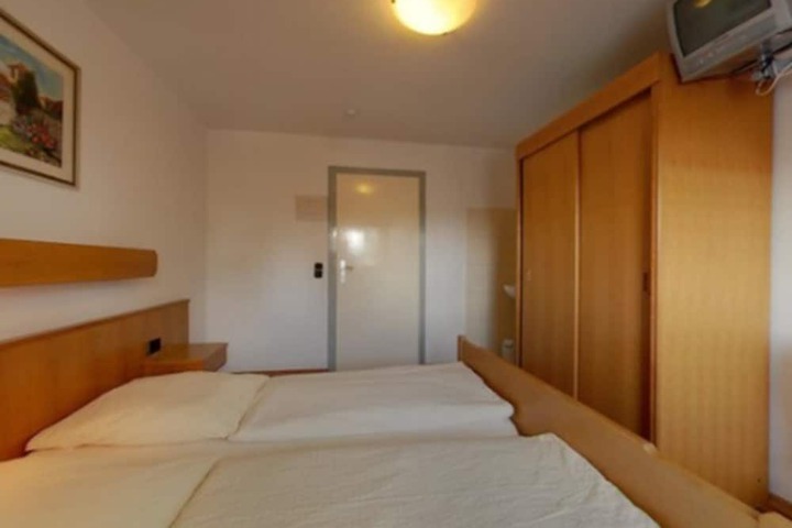 Room 16 of 62