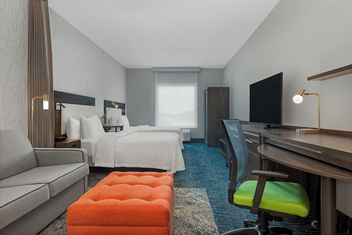 1 Queen Bed Studio Suite with Sofa Bed (7 of 20)