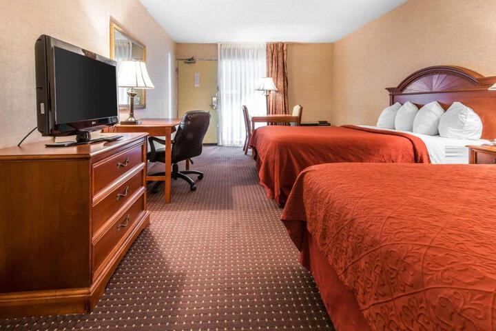 1 Queen Bed Accessible (3 of 11)