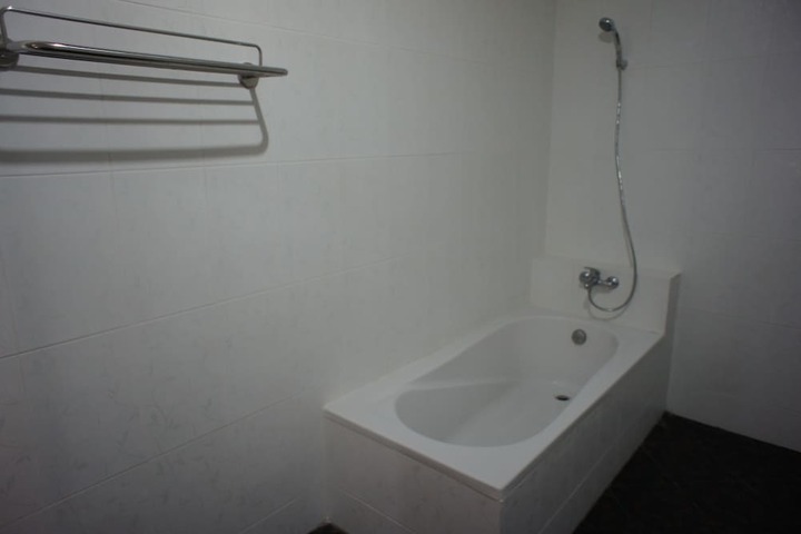 Deep soaking bathtub