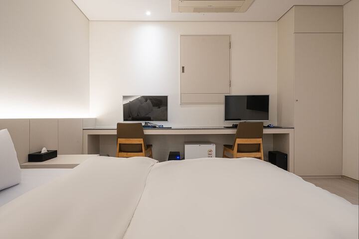 Room 28 of 104