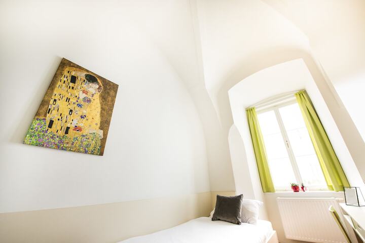 Room 5 of 80