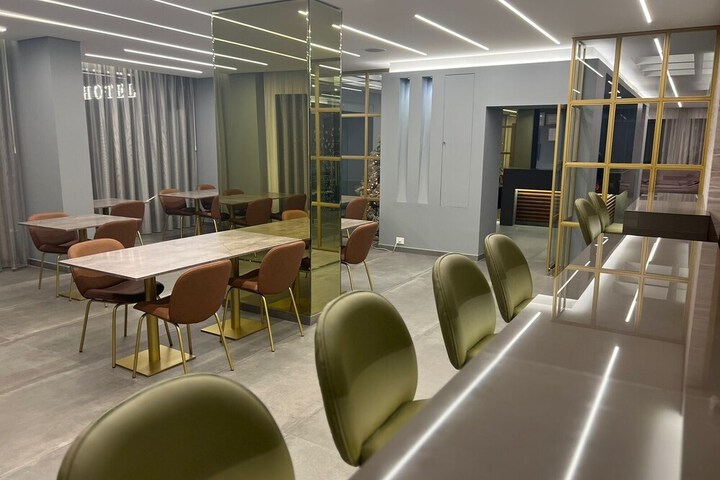 Lounge 20 of 26