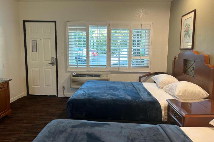 1 Queen Bed (1 of 13)