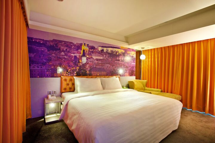 Room 7 of 42