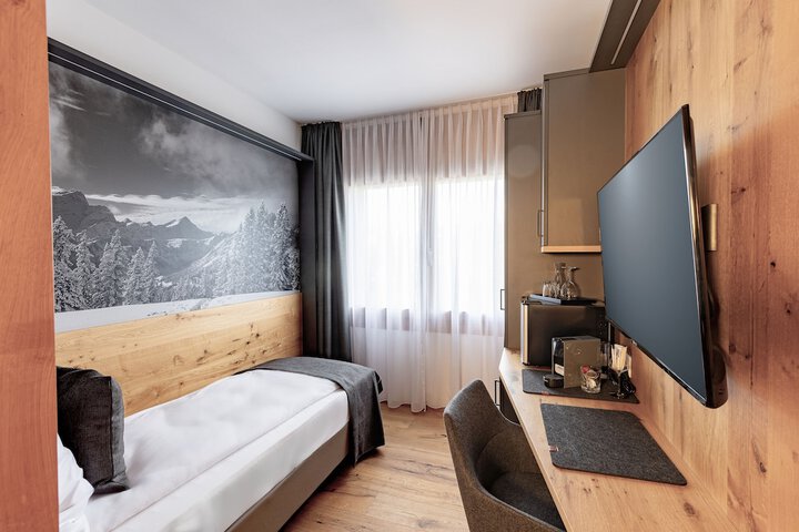 Room 4 of 20
