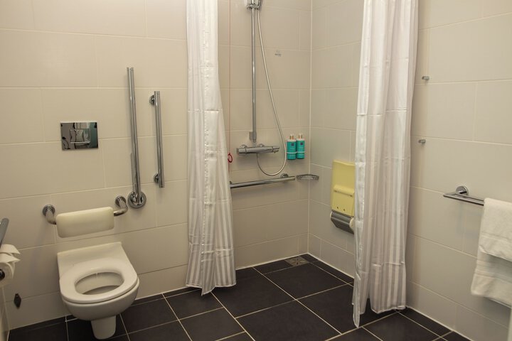 Room 32 of 98