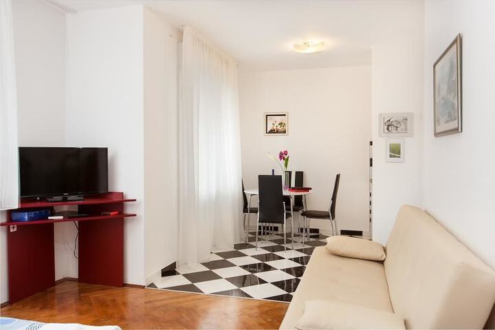 Room 106 of 180