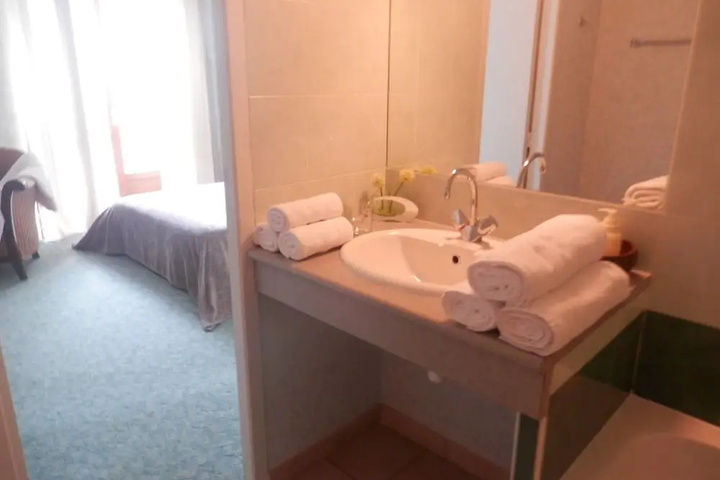 Room 8 of 22