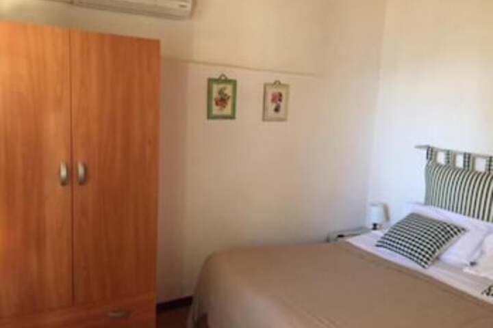 Room 6 of 28