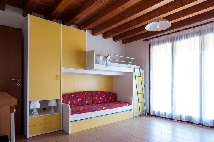 Room 6 of 24