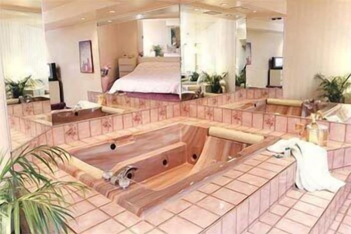 Hot Tub 7 of 7