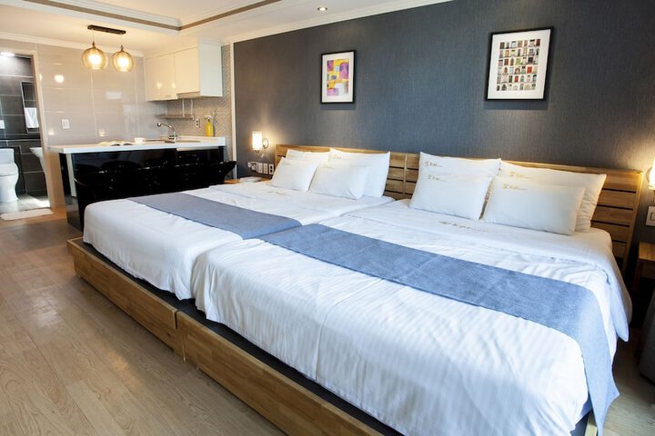 Room 4 of 33